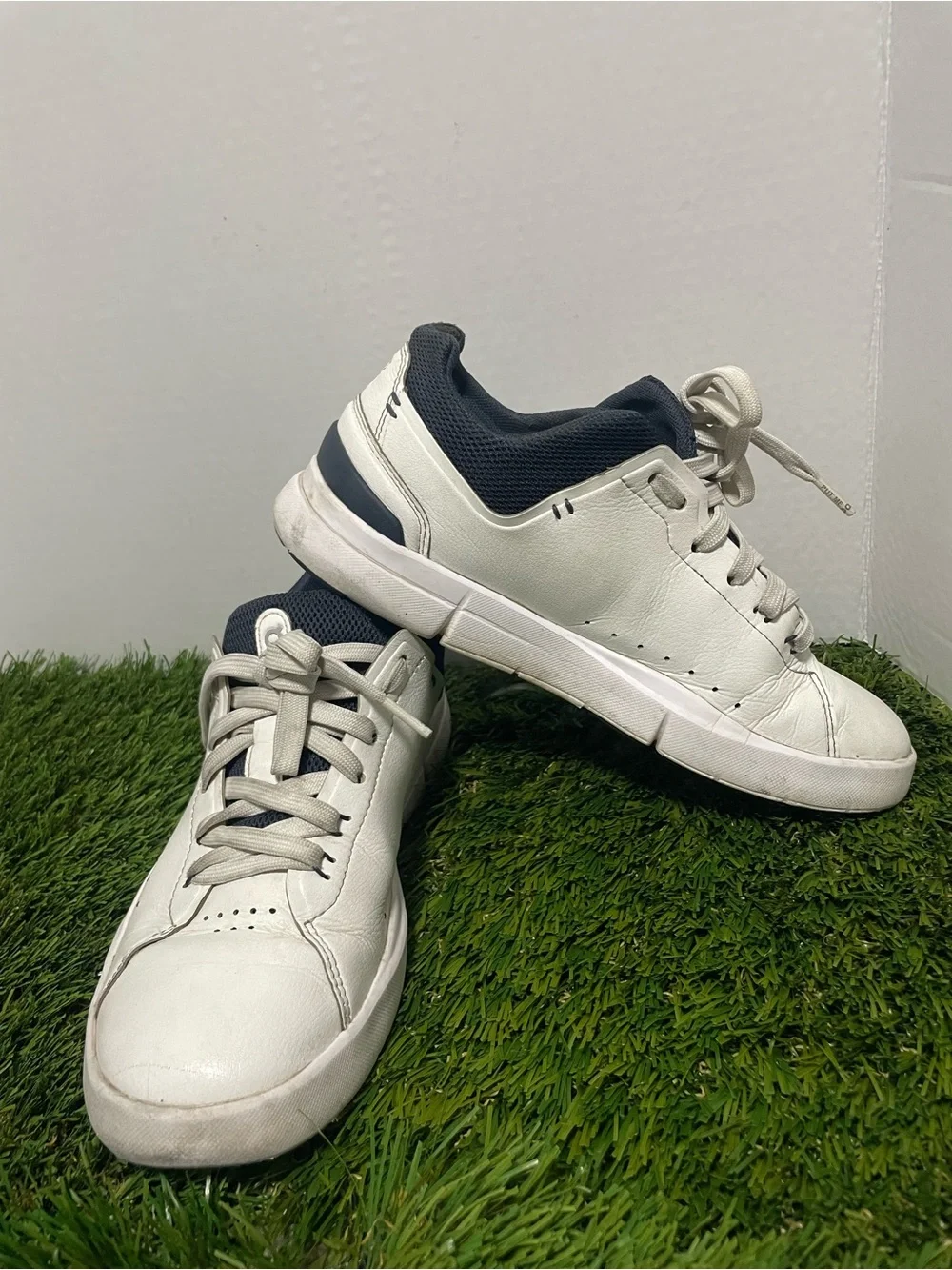 On Running The Roger White Leather Sneakers Women’s US 7 EU 38 Casual Shoes